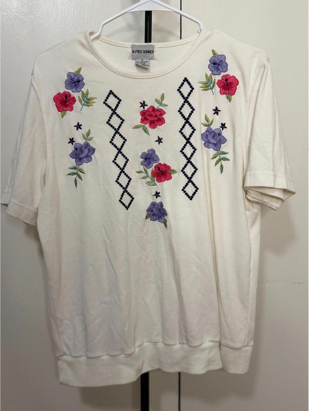 Alfred Dunner Floral Embroidered Short Sleeve Top Cream Women’s Medium - Picture 1 of 6